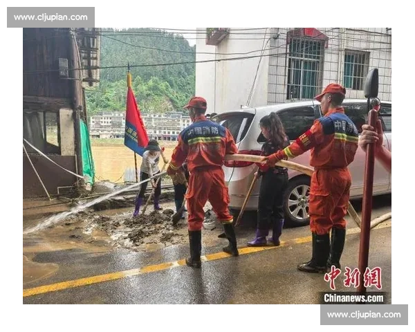 洪水中的生命托举：榕江消防员用身躯筑起 “避风港”